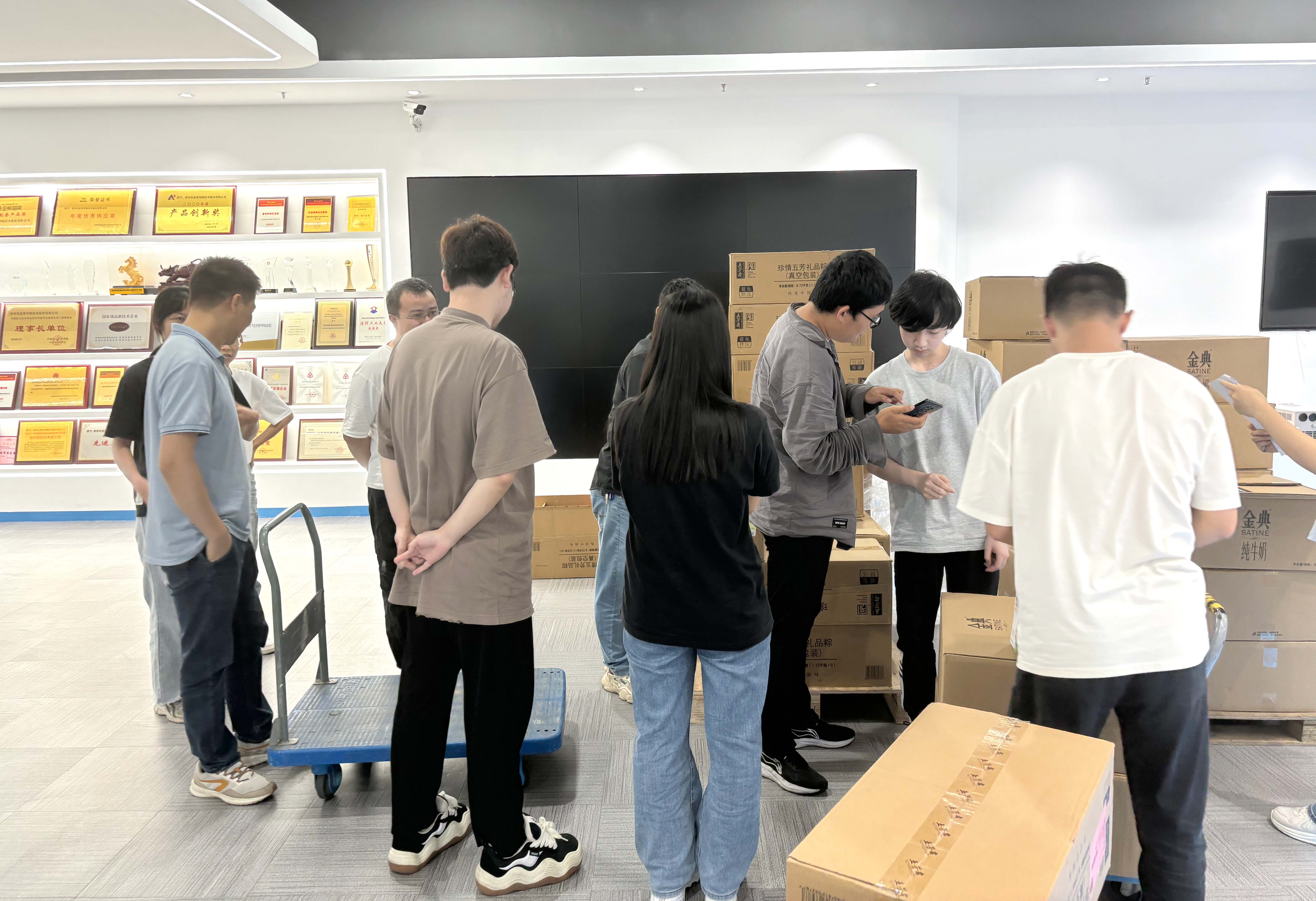 粽香迎端午 关怀暖人心｜永利集团总站为全体家人们发放端午节福利啦！